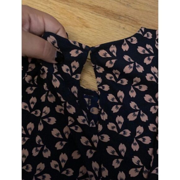 Ann Taylor women's long sleeve ruffled wrist black floral w keyhole back sz sm - Picture 10 of 10